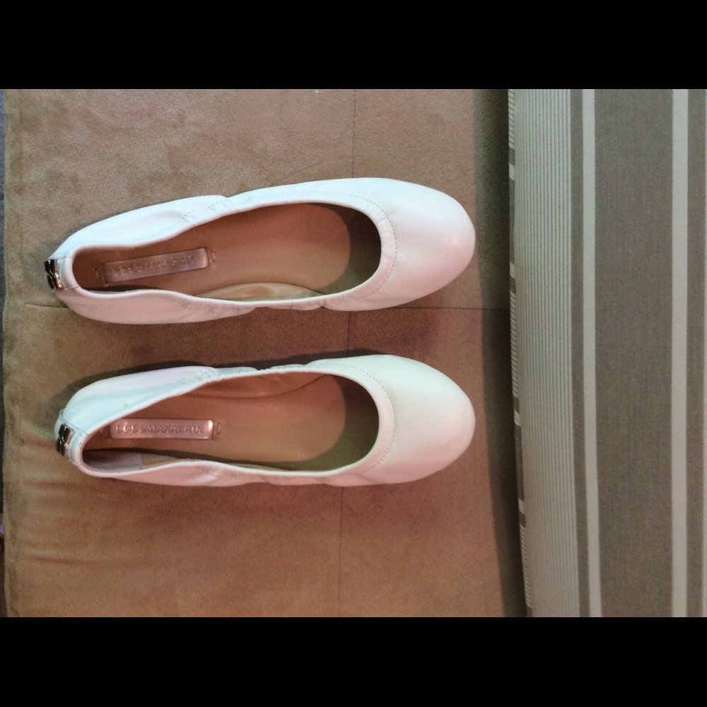 BCBGMAXAZRIA White stretch Flats